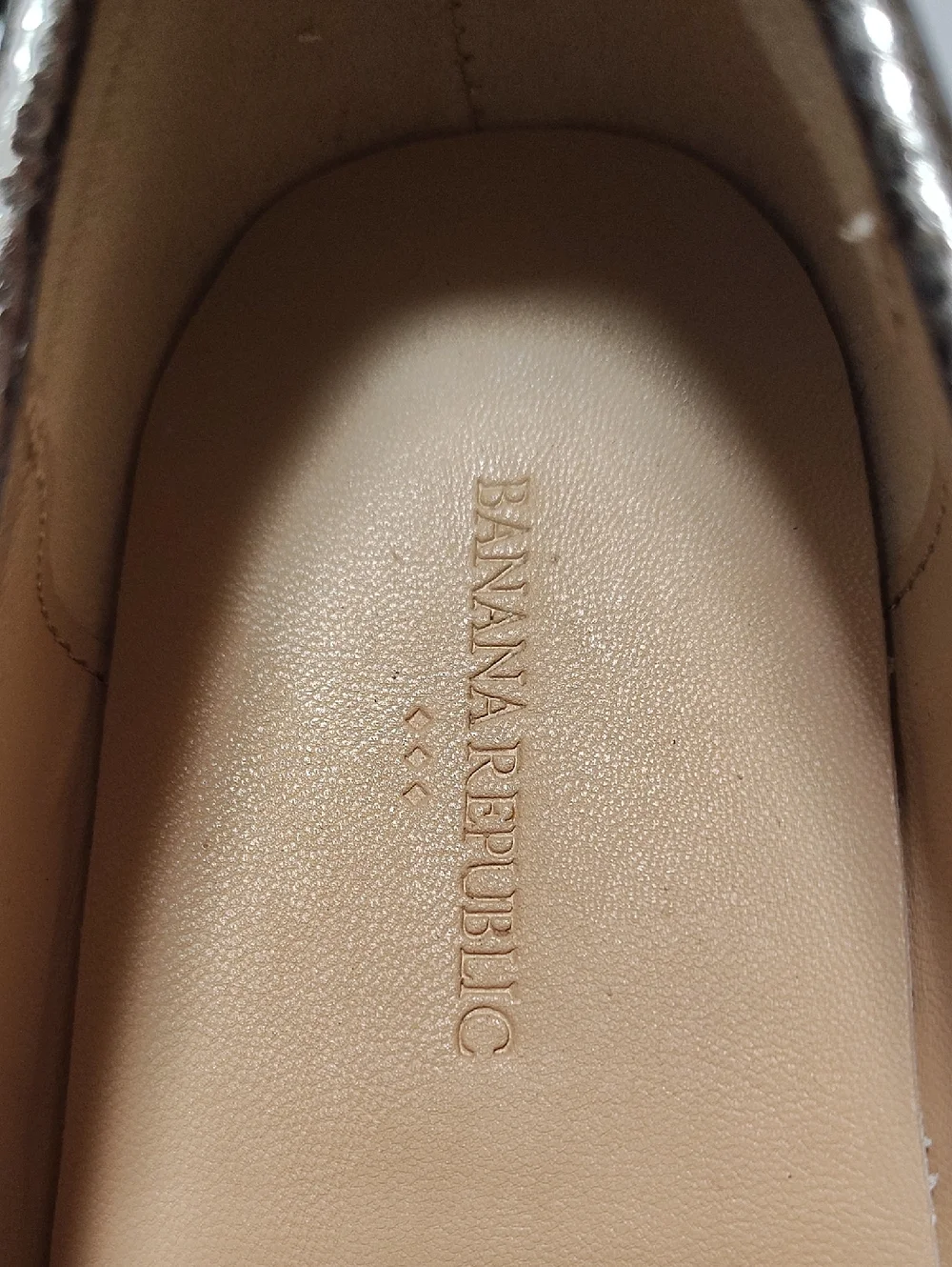 Banana Republic Vee Strap Leather Metallic Pewter Lug Sole Moc-Toe Lugg Loafer 7